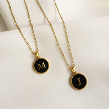 Cargar imagen en el visor de la galería, Inicial madre perla negra