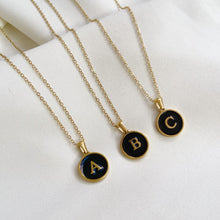 Cargar imagen en el visor de la galería, Inicial madre perla negra