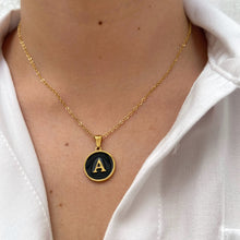 Cargar imagen en el visor de la galería, Inicial madre perla negra